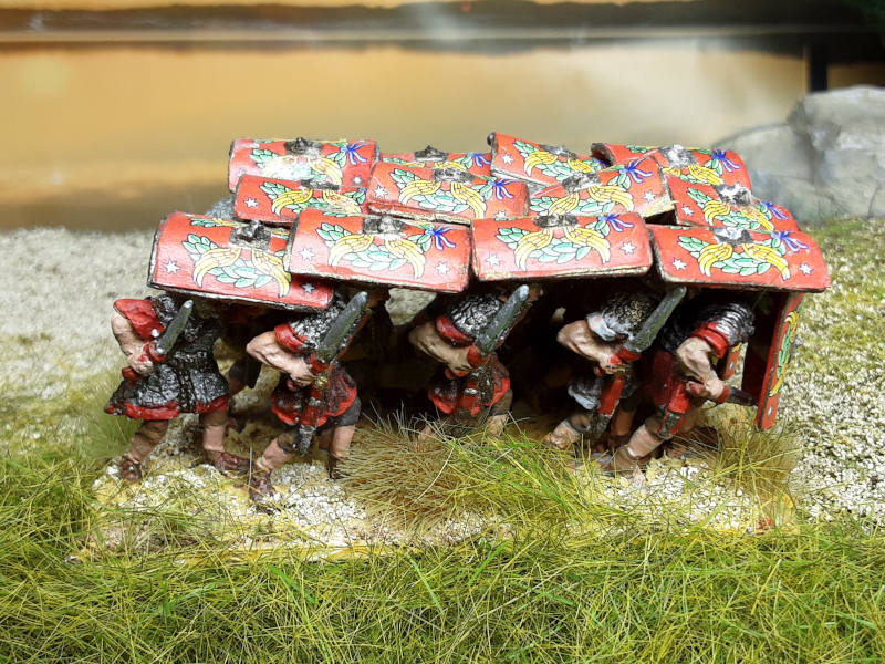 1 - 2 AD: Römische Testudo - Legionäre (vorgehend) -1/72