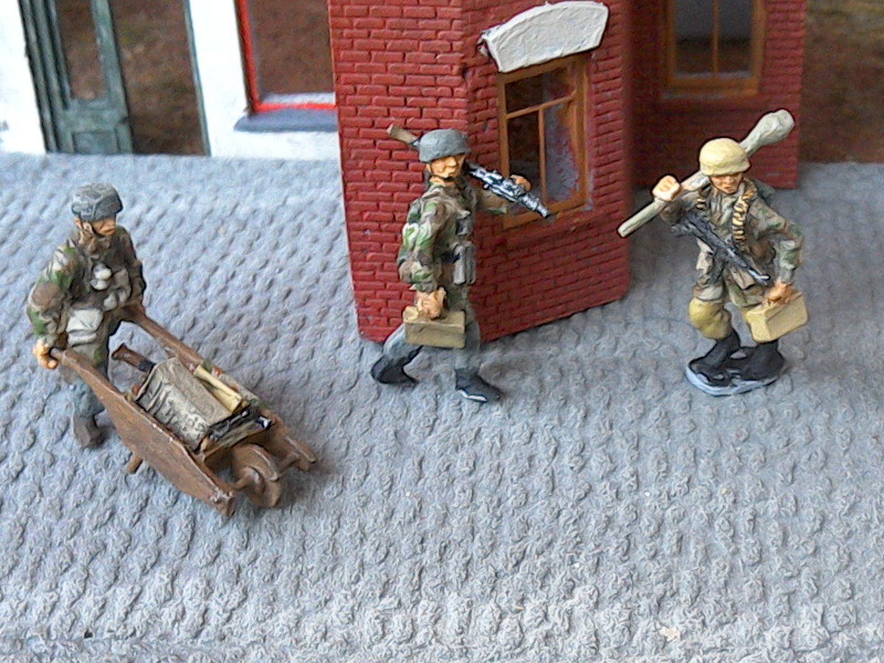 1940 - 1945: Deutsche Fallschirmjäger (mit Schubkarre und Zubehör)