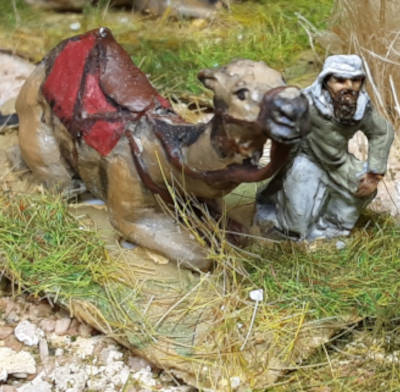 m-013-s Beduine (neben einem Dromedar knieend) - 1/72