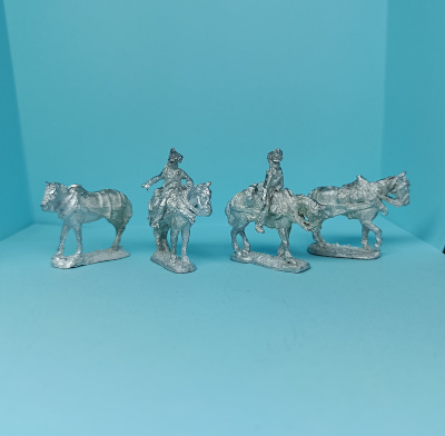 Russische Linienartillerie mit Zugpferden